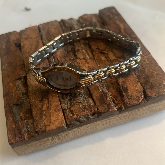 Armitron Now Link Silver/Gold Tone Oval Dainty Feminine Watch Stainless Steel - Picture 3 of 12